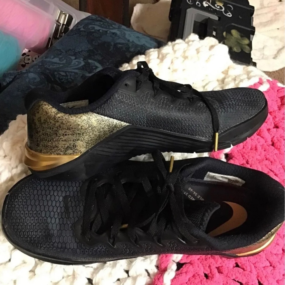 Gold & Black Nike Metcon size 7 men (40)